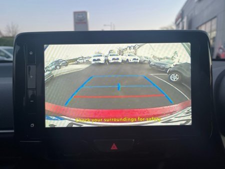 2024 Toyota Yaris YARIS HYBRID 1.5 LUNA €25,444 thumbnail