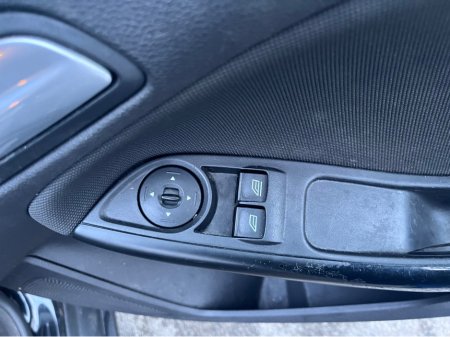 2012 Ford Focus 1.6 TDCI 95BHP ZETEC 5 5DR thumbnail