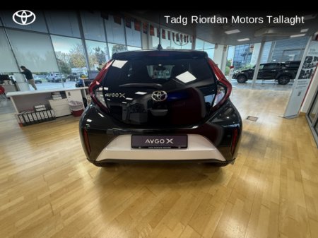 2025 Toyota Aygo X DESIGN (WHITE) * SHOWROOM PRE REG MODEL* NO MILEAGE * €22,950 thumbnail
