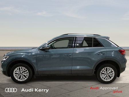 2023 Volkswagen T-Roc LIFE 2.0 TDI 116HP WITH HEATED SEATS AND REAR CAMERA €31,900 thumbnail