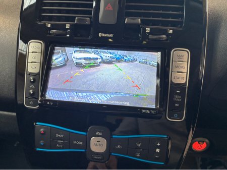 2017 Nissan Leaf - thumbnail 11