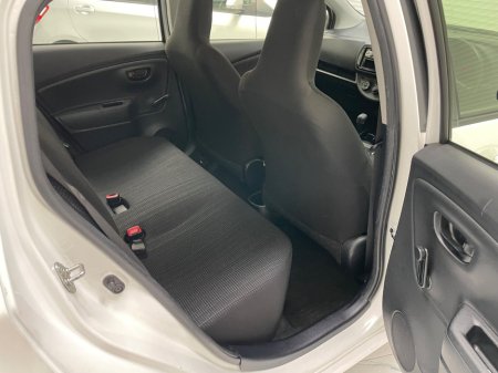 2018 Toyota Yaris - thumbnail 13