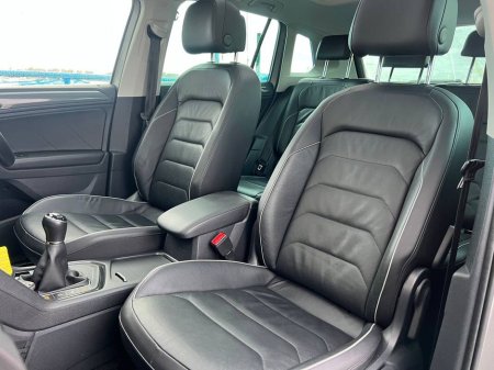 2020 Volkswagen Tiguan R-LINE 2.0 TDI // OPENING PAN ROOF // 19" R-LINE ALLOYS // HEATED R-LINE LEATHER SEATS // 360 PARKING SENSORS €28,900 thumbnail