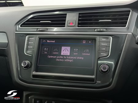 2017 Volkswagen Tiguan (171) R-LINE 2.0 TDI **4MOTION 240BHP**DSG AUTO €24,995 thumbnail