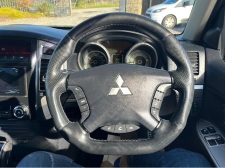 2016 Mitsubishi Shogun - thumbnail 22