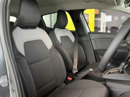 2026 Renault Clio Hybrid /Petrol 145 BHP EVOLUTION €31,195 thumbnail