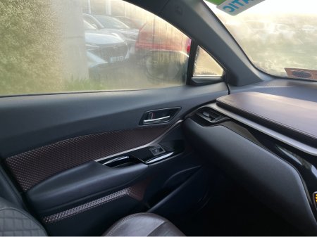 2019 Toyota C-HR SOL HYBRID AUTOMATIC 1.8 PETROL //HALF LEATHER HEATED SEATS//ADAPTIVE CRUISE CONTROL//REVERSE CAMERA//KEYLESS ENTRY// €19,950 thumbnail