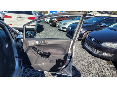 2016 Ford Fiesta - thumbnail 10