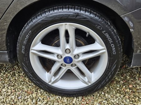 2017 Ford Focus - thumbnail 5