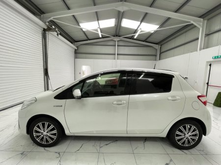 2017 Toyota Yaris - thumbnail 6