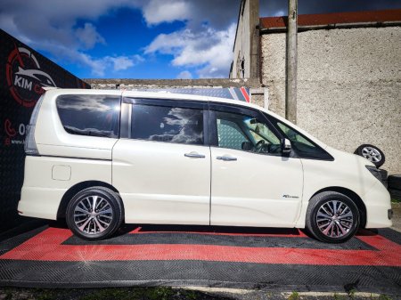 2015 Nissan Serena - thumbnail 3