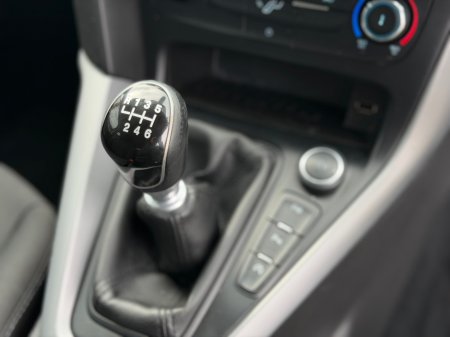2016 Ford Focus - thumbnail 8
