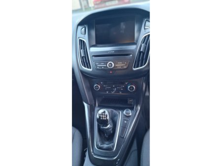 2016 Ford Focus - thumbnail 16