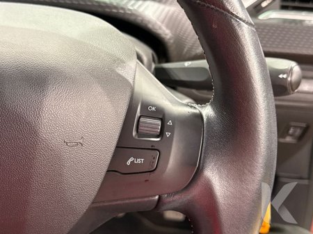 2017 Peugeot 2008 - thumbnail 17