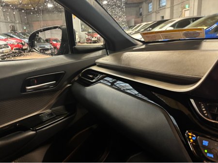 2023 Toyota C-HR HYBRID SOL 4DR AUTO €24,499 thumbnail