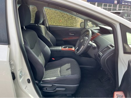 2016 Toyota Prius Alpha - thumbnail 12