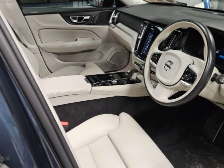 2022 Volvo V60 PHEV T8 (455hp) Ultimate Dark AWD €27,950 thumbnail