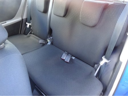 2010 Toyota Yaris - thumbnail 16