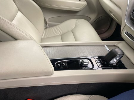 2023 Volvo XC60 2 YEARS VOLVO SELEKT WARRANTY T6 core PHEV 350hp €42,995 thumbnail