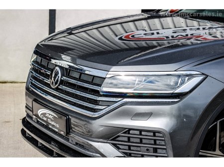 2021 Volkswagen Touareg - view 3