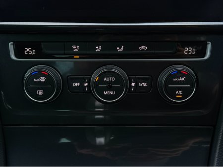 2017 Volkswagen Golf 172 REG NEW MODEL MK7.5 SAT NAV PACK PRIVACY GLASS-REVERSE CAMERA - NAVIGATION - CARPLAY - ANDROID AUTO - DISCOVER PRO €16,450 thumbnail