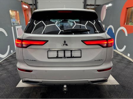 2024 Mitsubishi Outlander - thumbnail 3