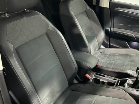 2023 Volkswagen T-Roc STYLE 2.0 TDI MANUAL 6SPEED FWD 116HP €29,950 thumbnail