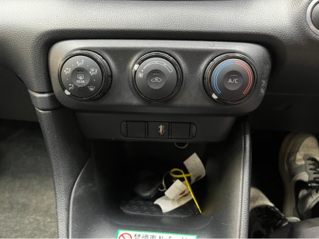 2020 Toyota Yaris - thumbnail 15