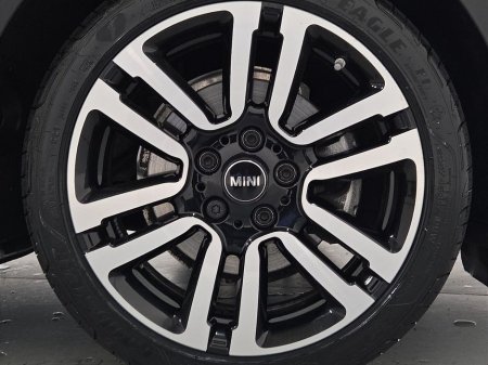 2023 MINI Hatch 3-Door Cooper Exclusive €30,950 thumbnail