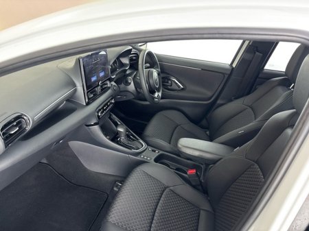 2025 Toyota Yaris HYBRID PLATINUM €31,950 thumbnail