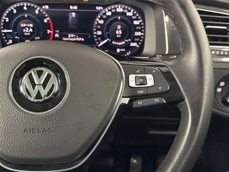 2019 Volkswagen Golf COMFORTLINE**TOUCHSCREEN MEDIA**APPLE CAR PLAY**REVERSE CAMERA**PARKING SENSORS**MULTIFUNCTIONAL STEERING WHEEL**CRUSIE CONTROL**DUAL CLIMATE**CLOTH SEATS**ELECTRIC WINDOWS**AIRCONDITIONING**ISOFIX** €19,495 thumbnail