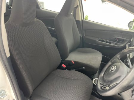 2018 Toyota Yaris - thumbnail 10