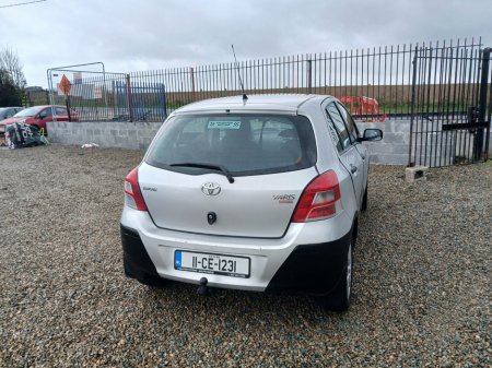 2011 Toyota Yaris - thumbnail 7