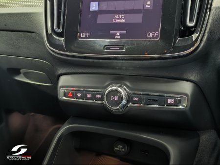 2022 Volvo XC40 (221) R-DESIGN T4 RECHARGE AUTO €33,995 thumbnail