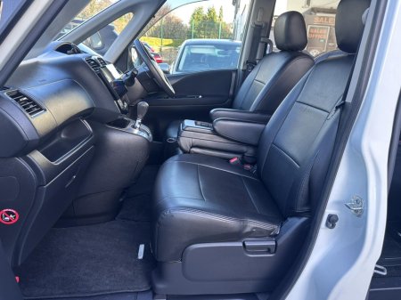 2015 Nissan Serena - thumbnail 10