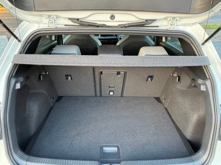 2023 Volkswagen Golf R-LINE 1.5 MHEV PETROL AUTO 5 DOOR €33,995 thumbnail