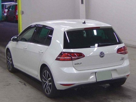 2017 Volkswagen Golf - view 2