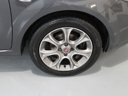 2017 Fiat Punto Lounge 1.2 8V 69HP 4DR €8,750 thumbnail