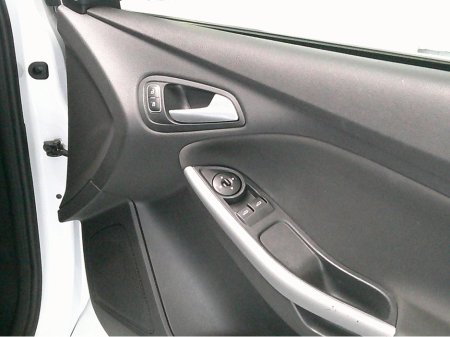 2017 Ford Focus - thumbnail 19