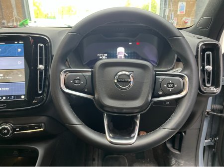 2022 Volvo XC40 - thumbnail 9