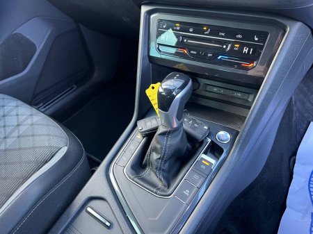 2023 Volkswagen Tiguan R-LINE 1.4 HYBRID // 20" R-LINE ALLOYS // PARKING SENSORS // APPLE CARPLAY/ANDROID AUTO €36,900 thumbnail