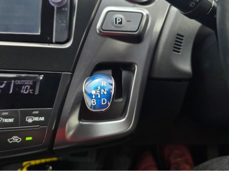 2014 Toyota Prius Alpha - thumbnail 9