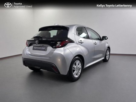 2025 Toyota Yaris - thumbnail 2