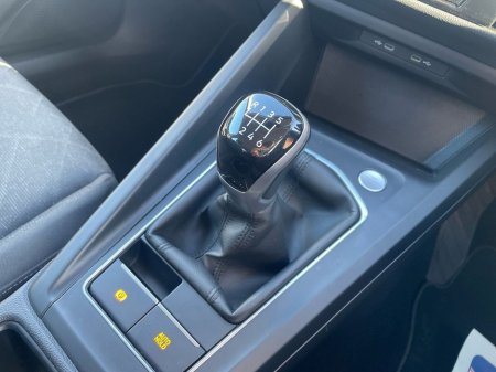 2024 Volkswagen Golf 2.0 TDI 115HP Life €28,975 thumbnail