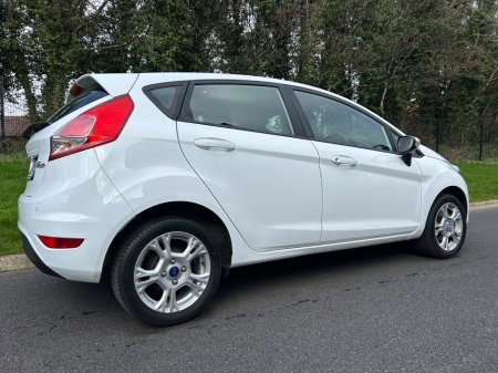 2016 Ford Fiesta - thumbnail 2