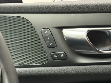 2025 Volvo V60 PLUS T6 2.0 PHEV AWD 350HP €54,990 thumbnail