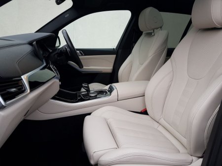 2022 BMW X5 xDrive45e xLine €67,995 thumbnail