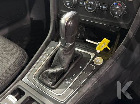 2019 Volkswagen Golf TSI COMFORT LINE - FACTORY ALLOYS - REVERSE CAMERA - DIGITAL DASH - CRUISE CONTROL - MULTI FUNCTION STEERING WHEEL €18,950 thumbnail