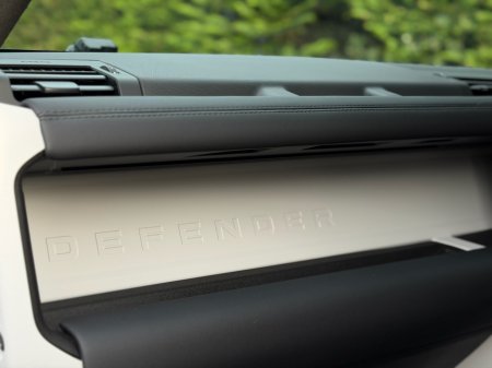 2025 Land Rover Defender - thumbnail 14