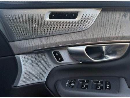 2025 Volvo XC90 T8 ULTRA DARK AWD thumbnail